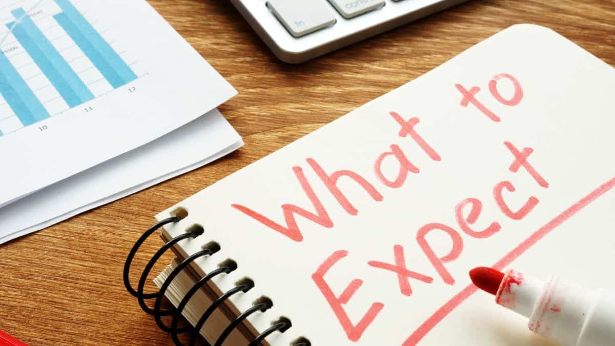 A photo of a note with the phrase “What to Expect”